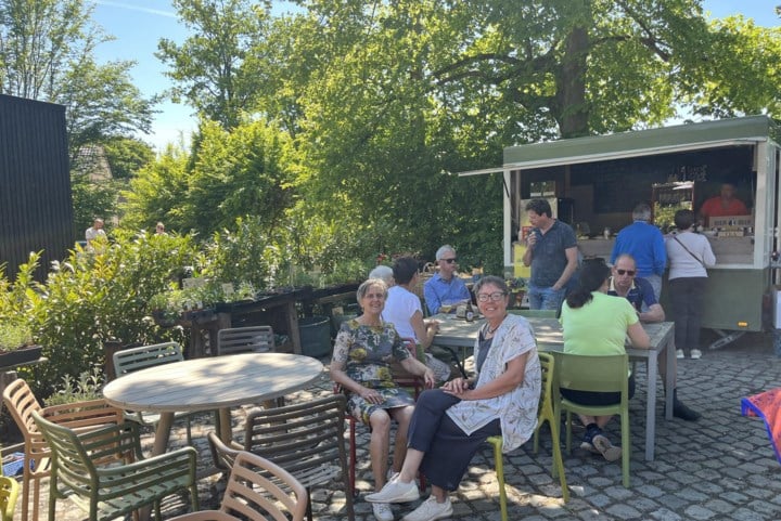 Zorgboerderij opent hoeveterras