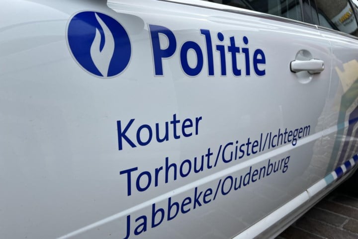 Jongemannen raken met auto in gracht maar blijven ongedeerd