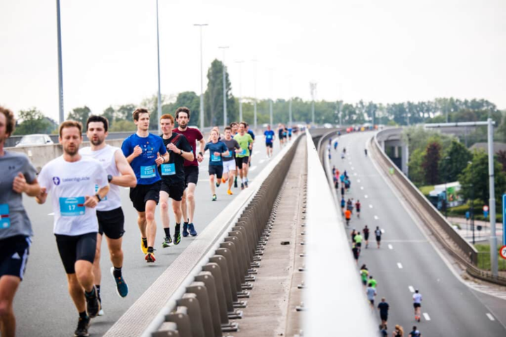 Eens op de fly-over joggen? Late beslissers kunnen zondag nog 5 of 10 kilometer meelopen