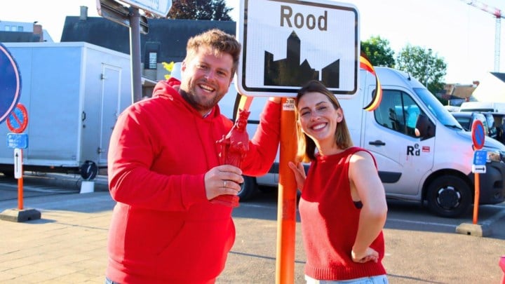 Stad Geel verandert voor even in stad Rood om Red Sebastian te steunen op Songfestival