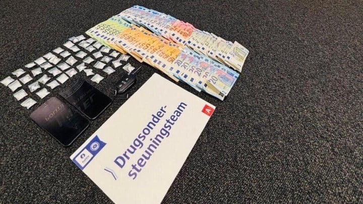 Politie volgt vrouwelijke dealer van Antwerpen tot in Wuustwezel, drugs en cash in beslag genomen