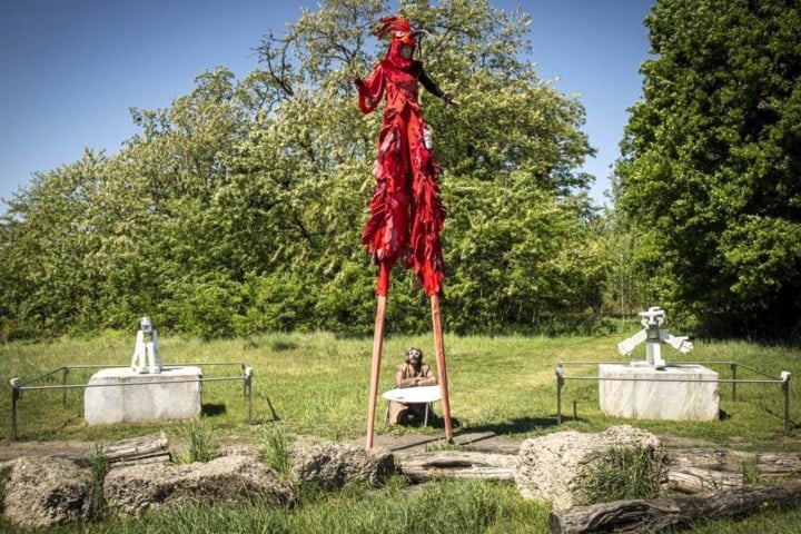 “Een val van die hoogte kan fataal zijn”: straatartiest Lothar steelt zondag de show op stelten van meer dan drie meter hoog