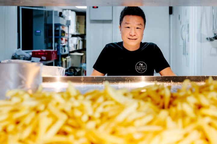 Junfeng (41), de nieuwe leider van de Chinese frituristen: “Mijn handen verschillen niet van de jouwe”