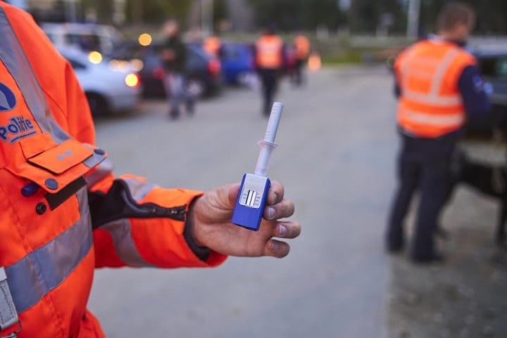Jongedame (23) richt onder invloed van drugs flink wat schade aan bij ongeval