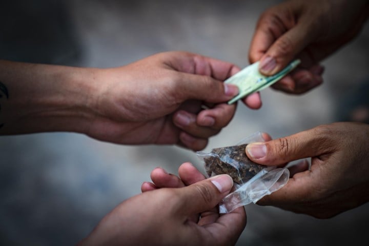 Veroordeelde drugsdealer staat opnieuw terecht met zes anderen: parket vraagt verbeurdverklaring van 480.000 euro