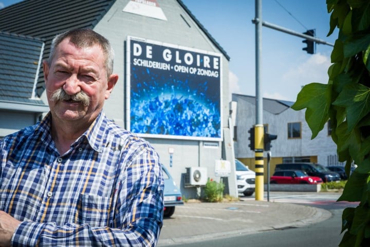 Denis De Gloire adverteert als enige kunstenaar op steenweg-billboards: “Ik kan geen banaan tekenen, maar heb wel 2.000 werken verkocht”