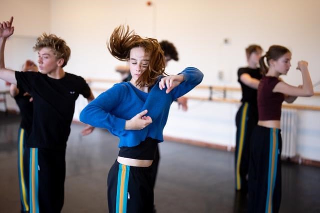 “Het is een viering van proces en potentieel”: leerkrachten en gastchoreografen laten leerlingen schitteren