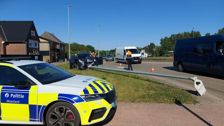 Klap tegen verlichtingspaal op rotonde Boslaan in Lanklaar