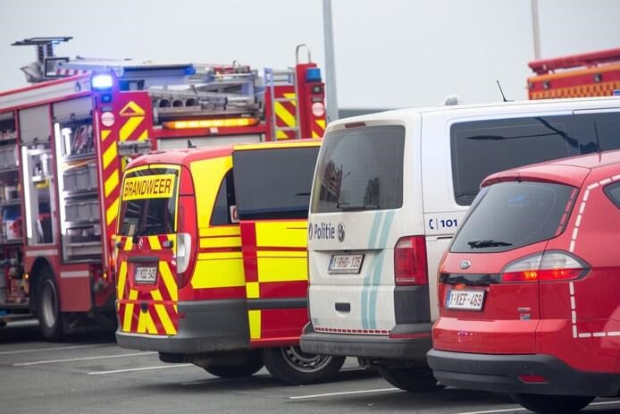 Auto kantelt na botsing met vrachtwagen