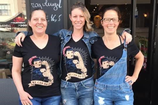 Kimberley (44) viert 25-jarig bestaan De Schipperin en zet personeel en leverancier in de bloemen: “Zonder hen zouden we hier nu niet staan”