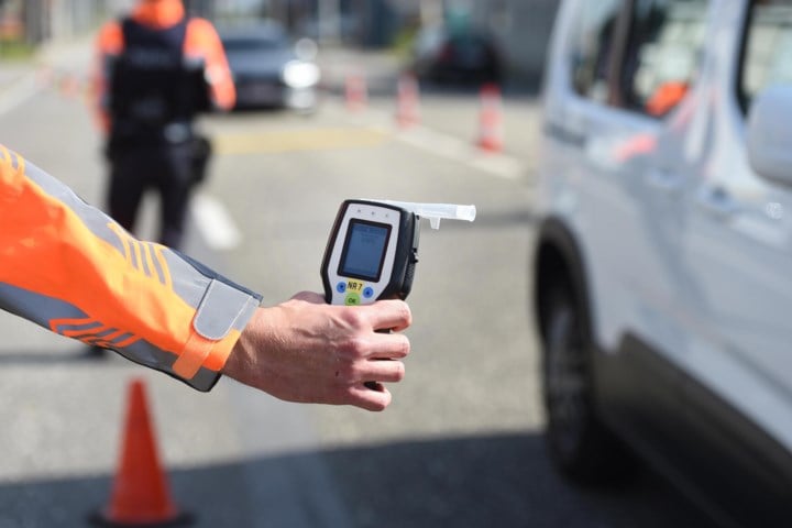 Twee bestuurders moeten rijbewijs 15 dagen afgeven, reiziger betrapt met joint