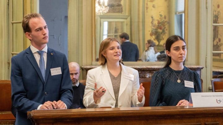 Studenten UAntwerpen vallen in de prijzen bij nationale pleitwedstrijd grondwettelijk recht