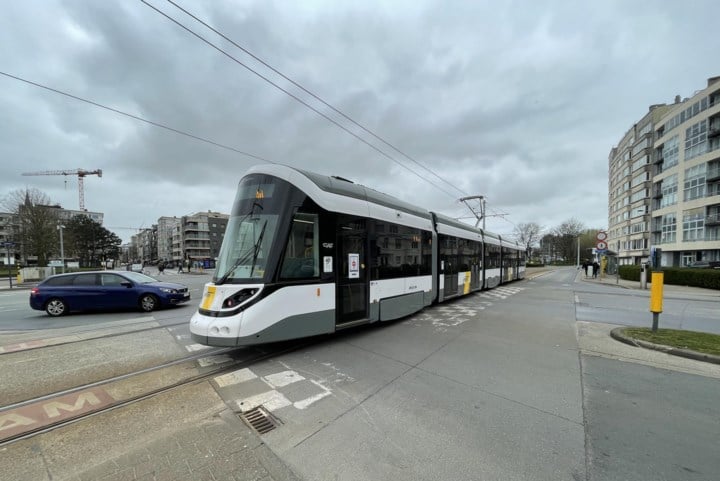 Cipier moet in therapie na zedenfeiten op kusttram: “Hij zette de bloemetjes buiten na stresserende werkweek”
