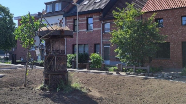 Ontharding plein Molendreef: insectenhotel blijft staan maar stenen verdwijnen