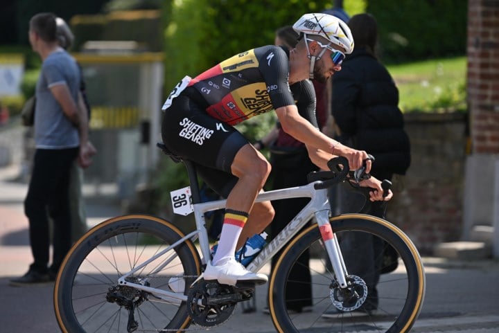 ALLE WINNAARS IN HET VLAAMSE AMATEURWIELRENNEN. Belgisch kampioen soleert in Aalbeke, Nederlander Rico van Damme wint in Puivelde