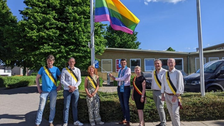 Mister Gay Belgium laat regenboogvlag wapperen in zijn woonplaats