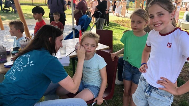 Nieuwe speel- en ontmoetingplek in Lafelt officieel geopend