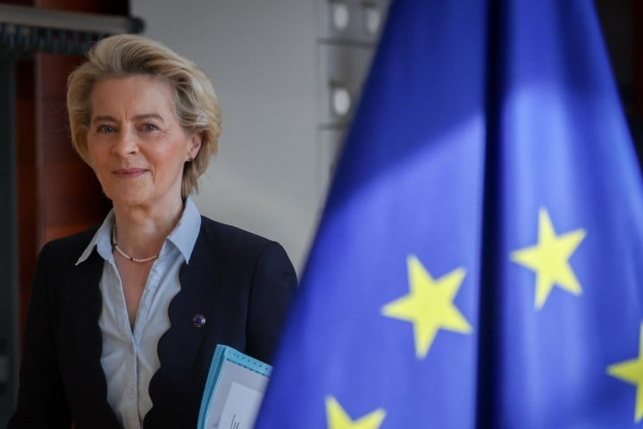 Von der Leyen krijgt ongelijk: Europese Commissie had journaliste geen inzage van sms’jes met Pfizer-baas over aankoop coronavaccins mogen weigeren