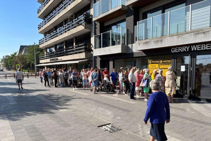 Lange wachtrij aan winkel Gerry Weber voor uitverkoop na faillissement