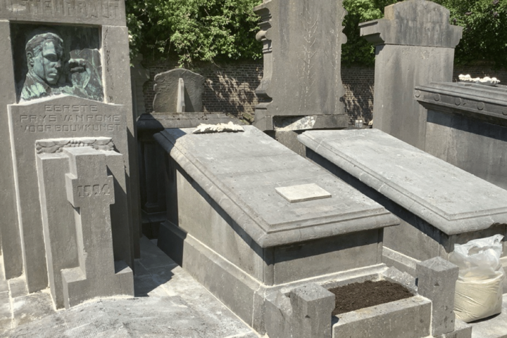 Een beschermd historisch graf als laatste rustplek? 86 oude graven zijn gerestaureerd om opnieuw te gebruiken