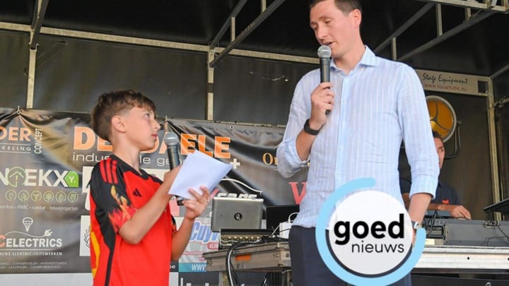 Krenar (10) interviewt idool Hans Vanaken tijdens huldiging in hometown Lommel