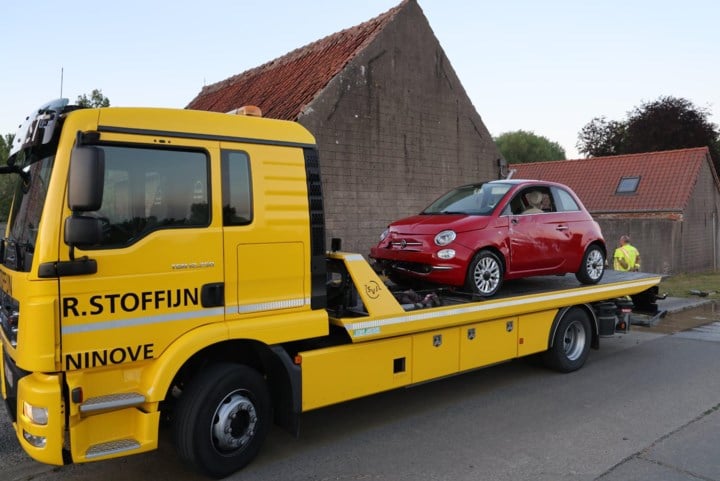 Bestuurster botst op asverschuiving en verlichtingspaal