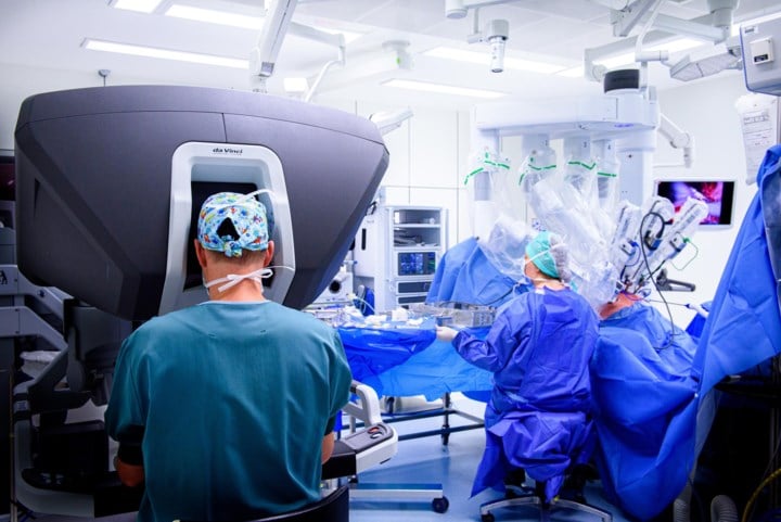 Robotchirurgie even veilig als kijkoperatie bij oudere patiënten met dikkedarmkanker