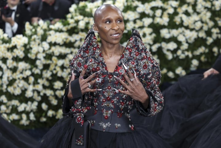 ‘Wicked’-actrice Cynthia Erivo speelt alle 23 rollen in theaterstuk ‘Dracula’: “Sommige quotes worden op voorhand opgenomen”