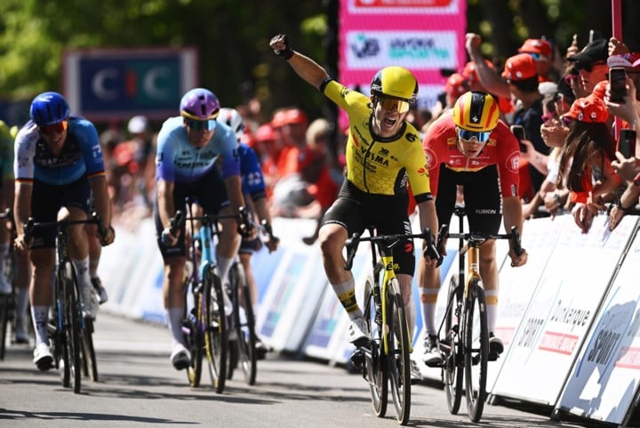 In Frankrijk lukt het wel voor Visma-Lease a Bike: Axel Zingle sprint naar zege in openingsrit Vierdaagse van Duinkerke