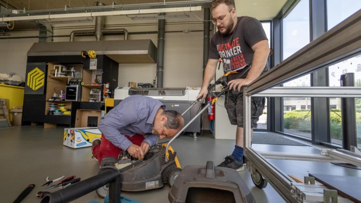 Studenten en docenten De Nayer herstellen fietsen en toestellen tijdens eerste Student Repair Café