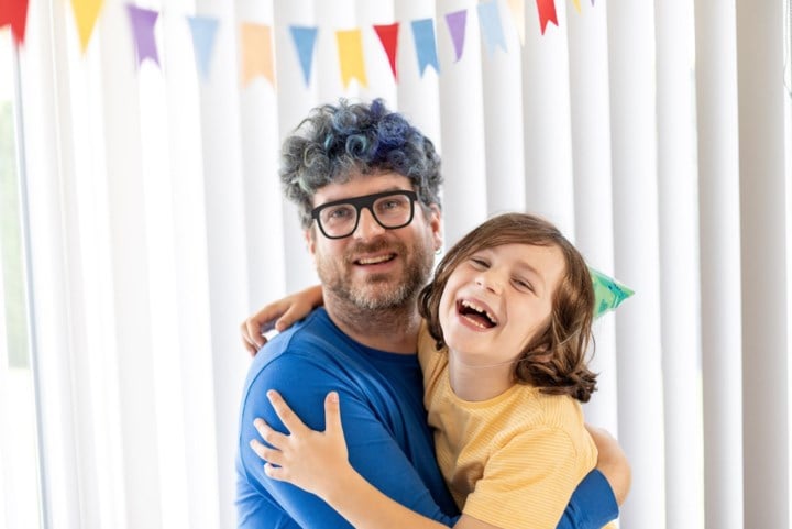 Miro (10) is jarig en krijgt een liedje en videoclip cadeau van papa Ruben (38): “Beste manier om de tijd even stil te laten staan”