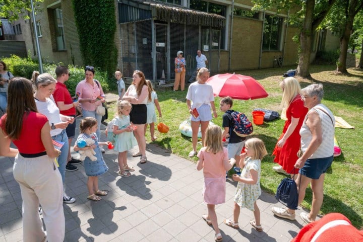 Jong Socialisten pleiten met ludieke actie voor behoud van buitenzwembad: “Er is wél geld”