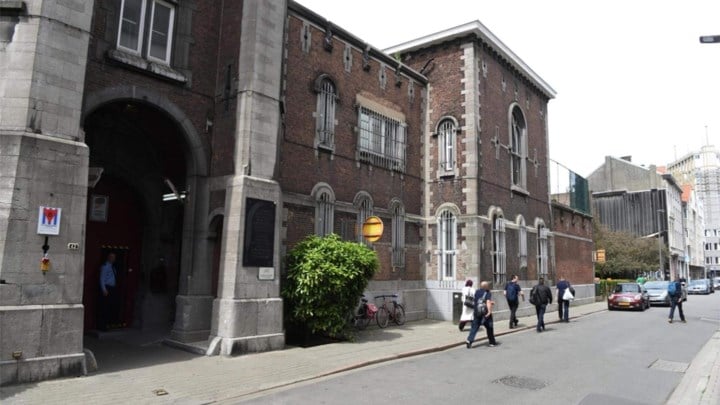 Gevangene verwondt drie cipiers bij poging drugs binnen te smokkelen, één cipier naar ziekenhuis: “Dit is absoluut onaanvaardbaar”