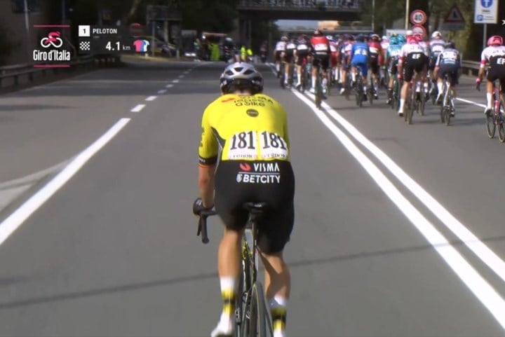 VIDEO. Opnieuw niet zijn dag: Wout van Aert laat lopen op vier kilometer van de meet en sprint niet mee in vijfde Giro-etappe