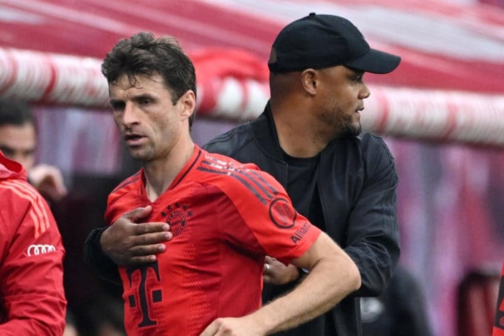 VIDEO. “Hij is een rolmodel”: afzwaaiend clubicoon Thomas Müller spreekt vol lof over Vincent Kompany