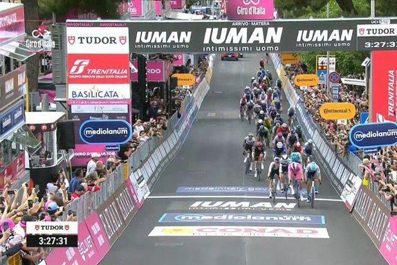 Mads Pedersen slaat al een derde keer toe: roze trui wint slijtageslag in de Giro, Wout van Aert laat vroegtijdig lopen