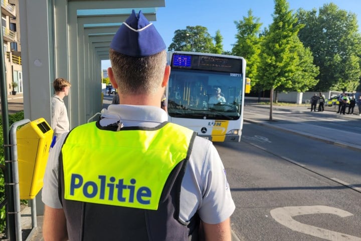 Politie betrapt 24 zwartrijders op bussen in Waregem en Avelgem