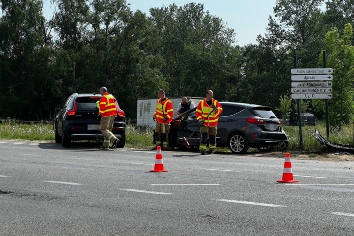 Persoon gewond bij aanrijding op kruispunt