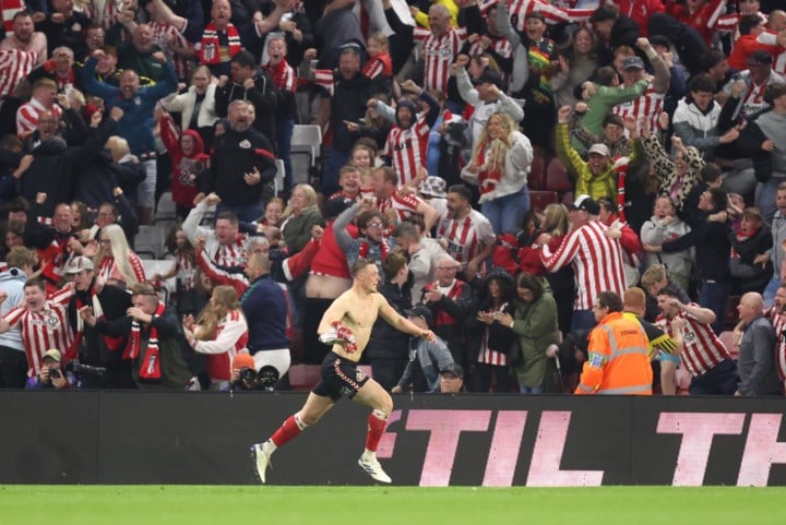 VIDEO. Kippenvelmoment: verdediger kopt Sunderland naar Wembley na onwaarschijnlijke apotheose tegen Coventry