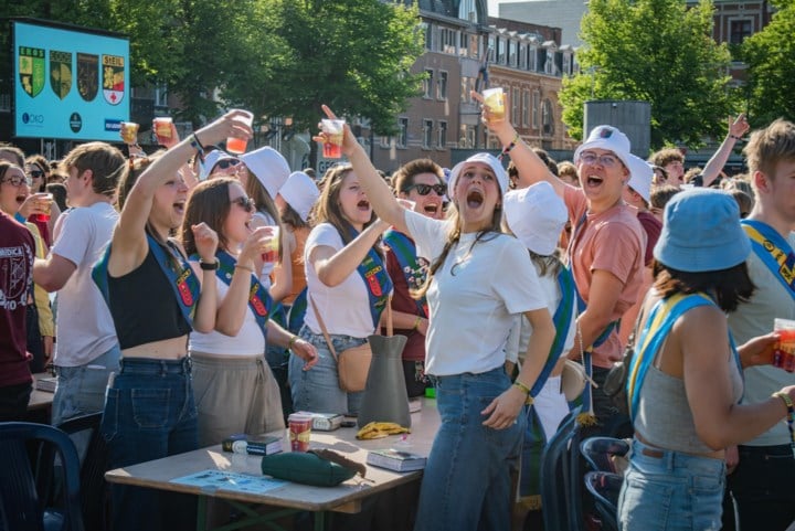 FOTO. Meer dan 4.000 studenten zingen ‘Io Vivat!’ op eerste avond Beiaardcantus