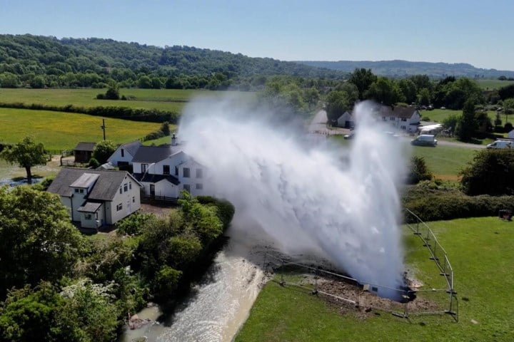 Water spuit dertig meter de lucht in door gesprongen leiding in Engeland