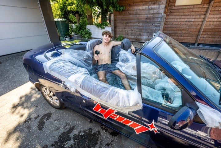 Zwembad in de tuin? Dat is passé voor vlogger Senne (22): “Ik bouwde er een in de auto van mijn oma”
