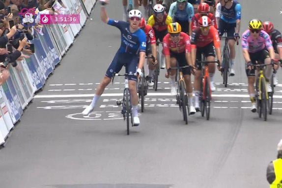 Letterlijk op één been: Lewis Askey schiet uit klikpedaal in laatste meters, maar sprint naar zege in tweede etappe Vierdaagse van Duinkerke