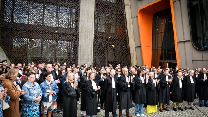 Magistraten en justitiepersoneel leggen het werk neer tegen personeelstekort: “De situatie in Limburg is kritiek”