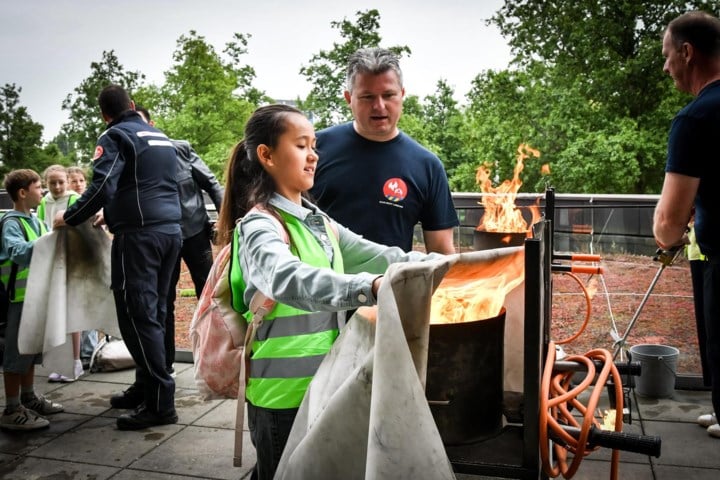 Hasselt leert jonge scholieren een frietketel blussen en evacueren uit een verongelukte bus: “We zijn hiermee pionier in Limburg en Vlaanderen”