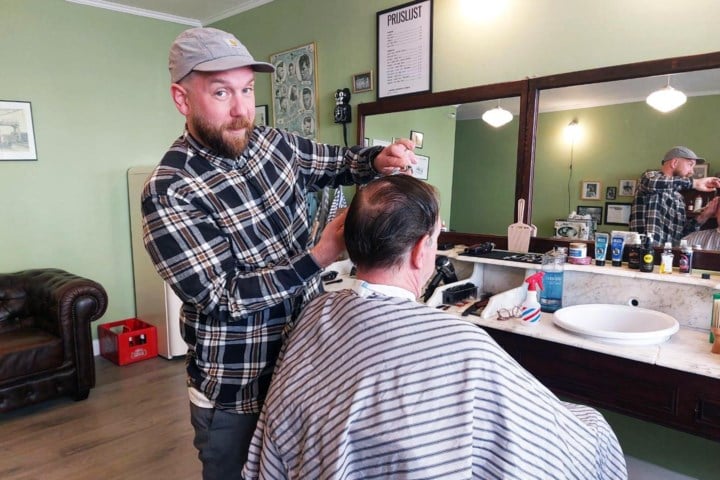 “Moderne kapsalons vind ik niet zo gezellig”: barbier Jef (34) opent ‘klassiek’ herenkapsalon waar jarenlang bloemenwinkel zat