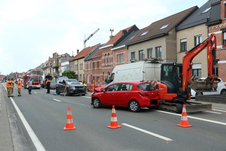 Bestuurder zwaargewond na frontale botsing