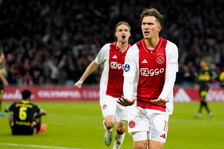 Jonge Belg Mika Godts aangeslagen nu titel ver weg lijkt voor zwalpend Ajax: “Trainer probeerde ons al op te peppen”