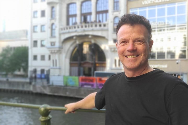FIlip (55) brengt nieuw zwartjassenfestijn naar Vooruit: “Er komen fans uit wel twintig landen naar Gent”