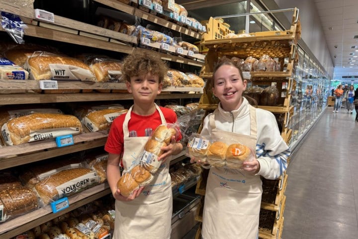 Zesde leerjaar neemt supermarkt over: “Aan de kassa doe ik een babbeltje met de klanten, supertof”